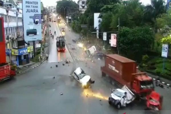 Tabrakan maut di simpang rapak Balikpapan. (ANTARA/Tangkapan layar)